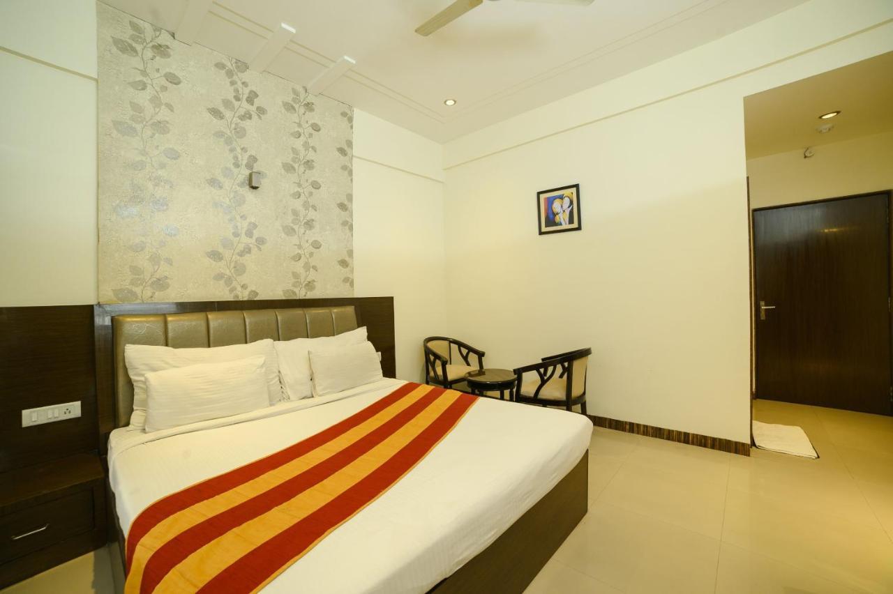 Hotel Karan Vilas Агра Екстериор снимка