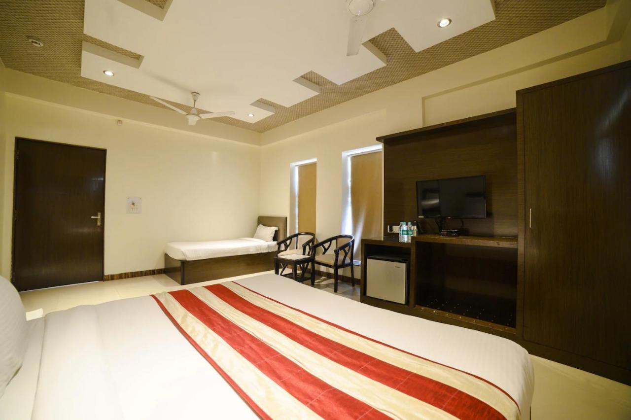 Hotel Karan Vilas Агра Екстериор снимка