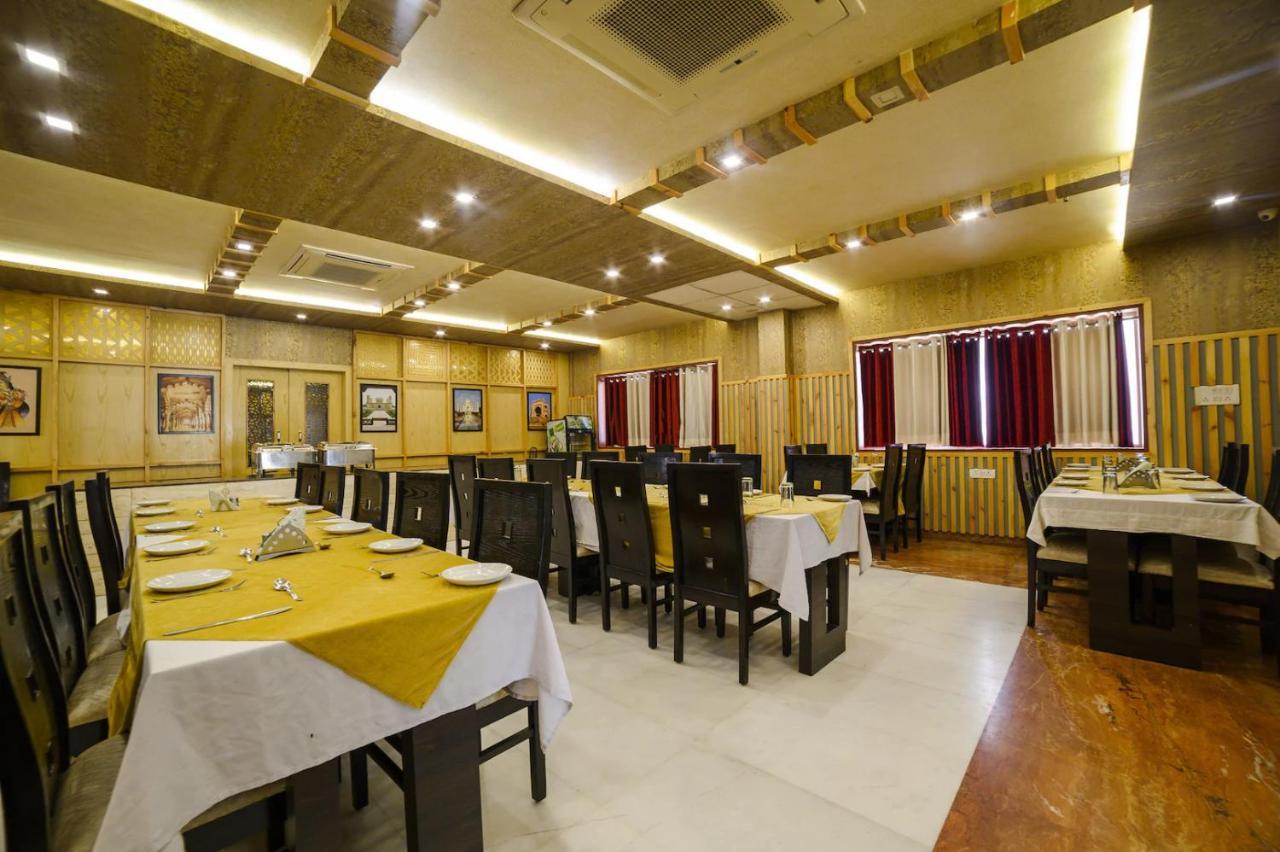 Hotel Karan Vilas Агра Екстериор снимка
