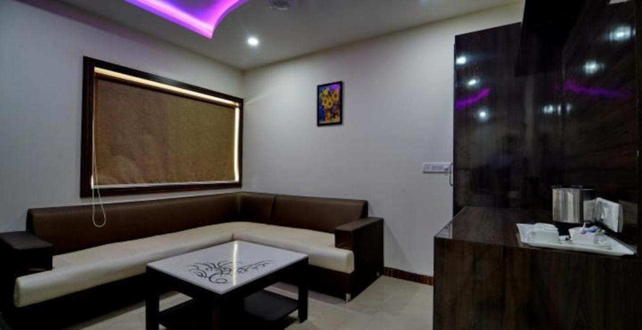 Hotel Karan Vilas Агра Екстериор снимка