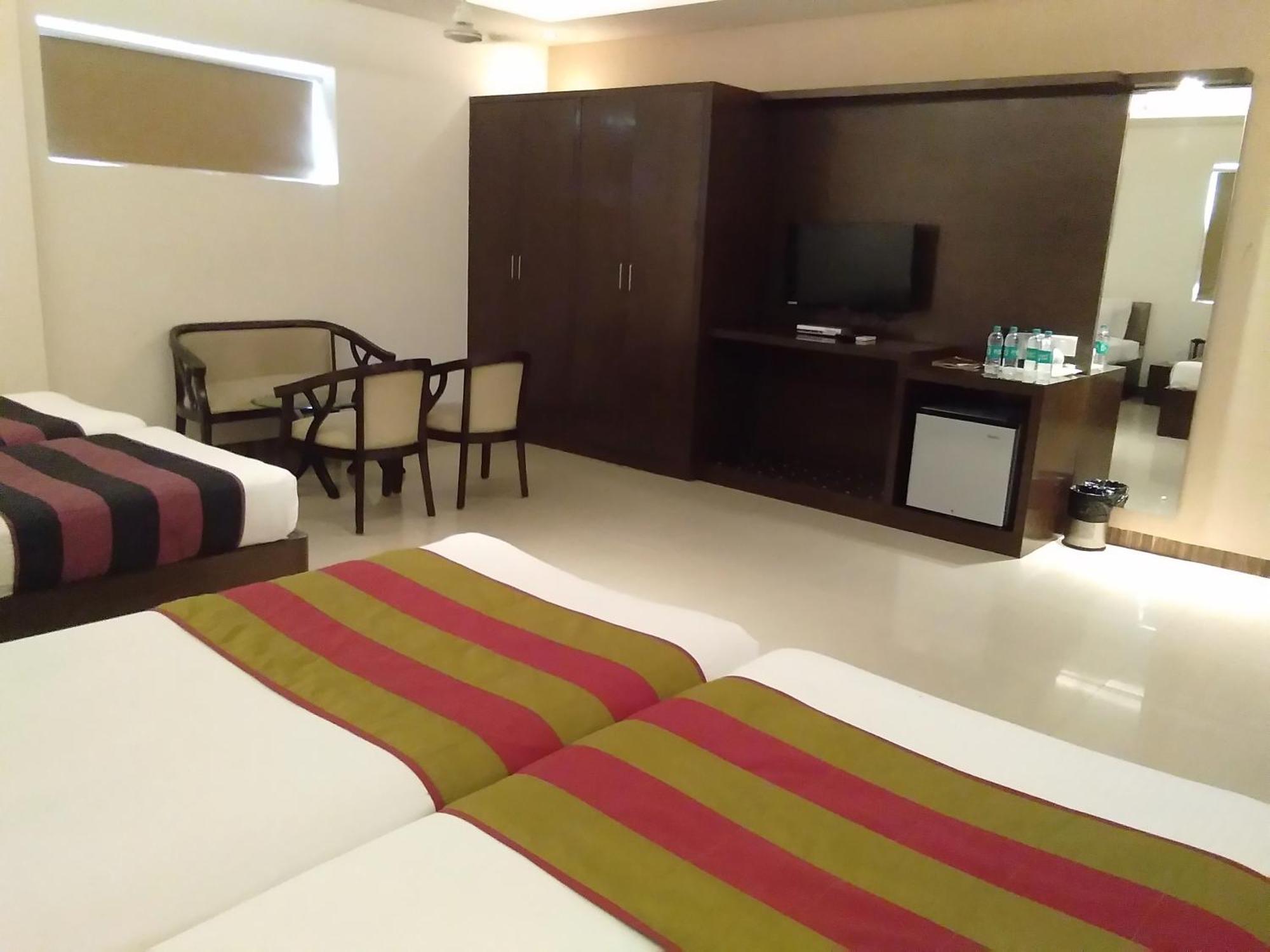 Hotel Karan Vilas Агра Екстериор снимка