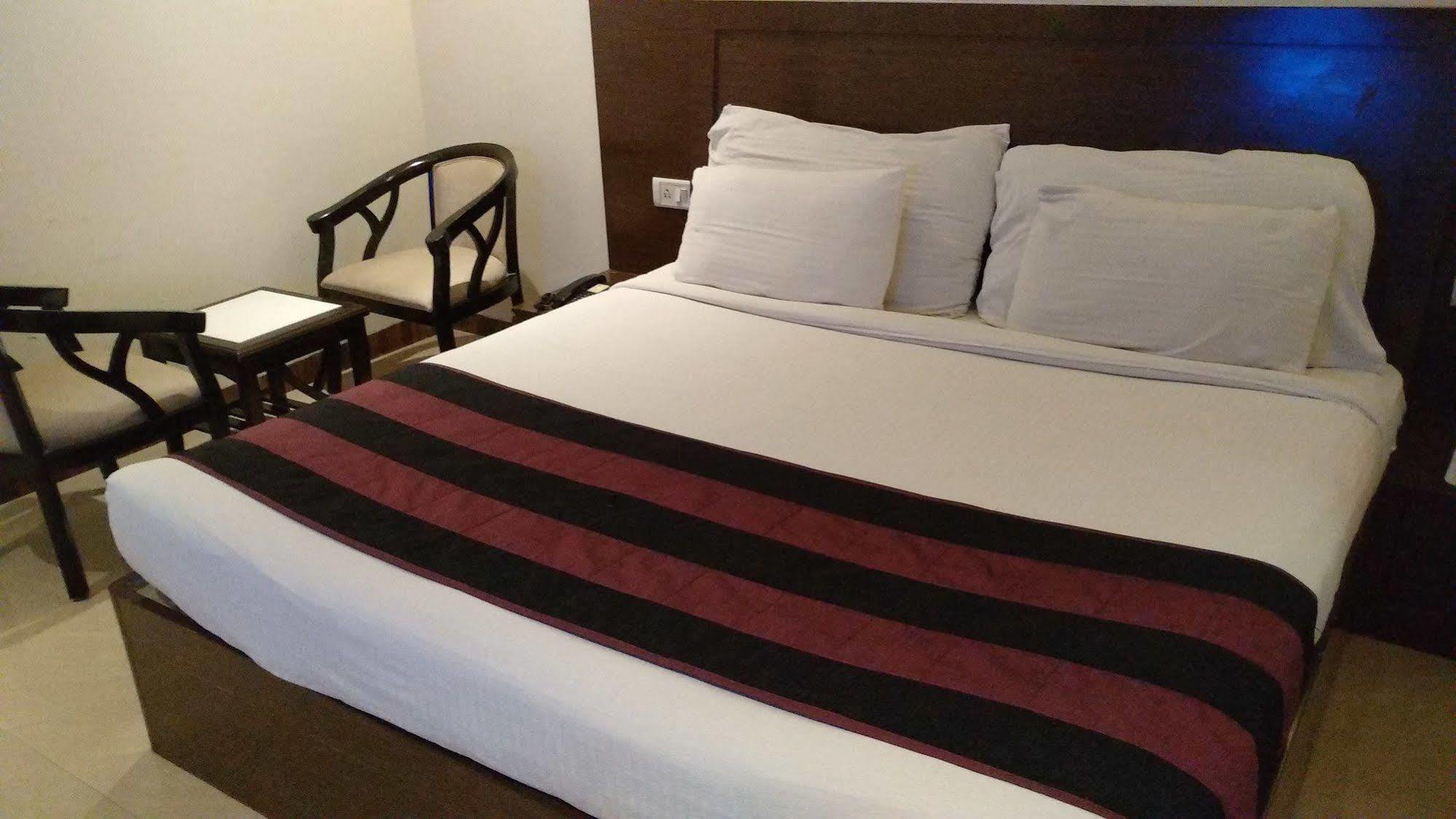Hotel Karan Vilas Агра Екстериор снимка